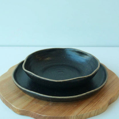 Set Prato Encontro raso e fundo orgânico em cerâmica artesanal — argila Flocos, esmalte Preto Acetinado