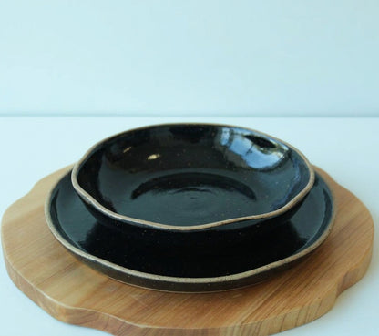 Set Prato Encontro raso e fundo orgânico em cerâmica artesanal — argila Flocos, esmalte Preto Ébano