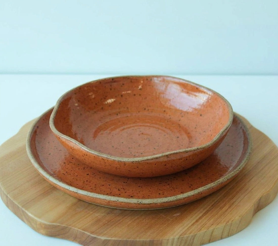 Set Prato Encontro raso e fundo orgânico em cerâmica artesanal — argila Flocos, esmalte Sol de Terracota