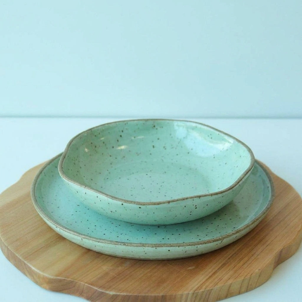 Set Prato Encontro raso e fundo orgânico em cerâmica artesanal — argila Flocos, esmalte Verde Menta