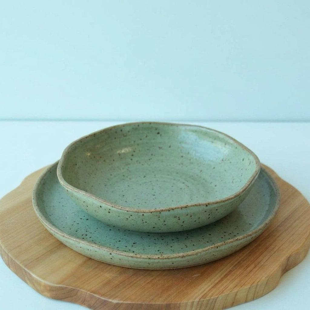 Set Prato Encontro raso e fundo orgânico em cerâmica artesanal — argila Flocos, esmalte Verde Pompeia
