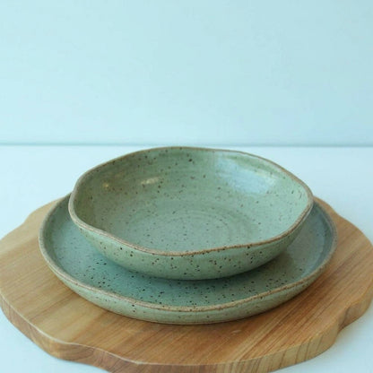 Set Prato Encontro raso e fundo orgânico em cerâmica artesanal — argila Flocos, esmalte Verde Pompeia