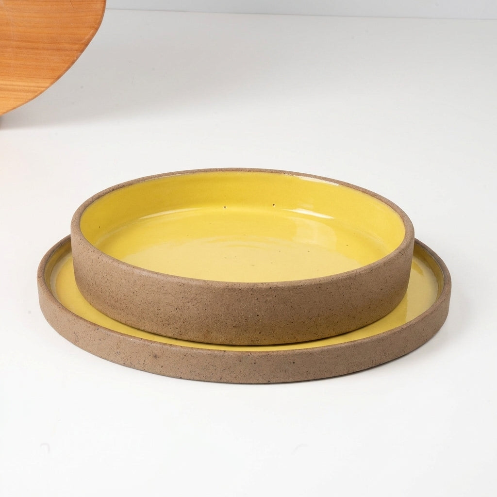 SET Prato Raso e Fundo linha Reta em cerâmica artesanal — argila Cappuccino, esmalte Amarelo Intenso