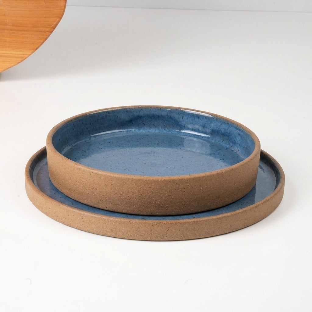 SET Prato Raso e Fundo linha Reta em cerâmica artesanal — argila Cappuccino, esmalte Azul Safira