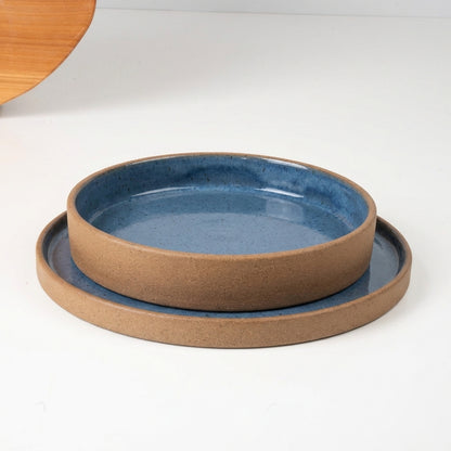 SET Prato Raso e Fundo linha Reta em cerâmica artesanal — argila Cappuccino, esmalte Azul Safira