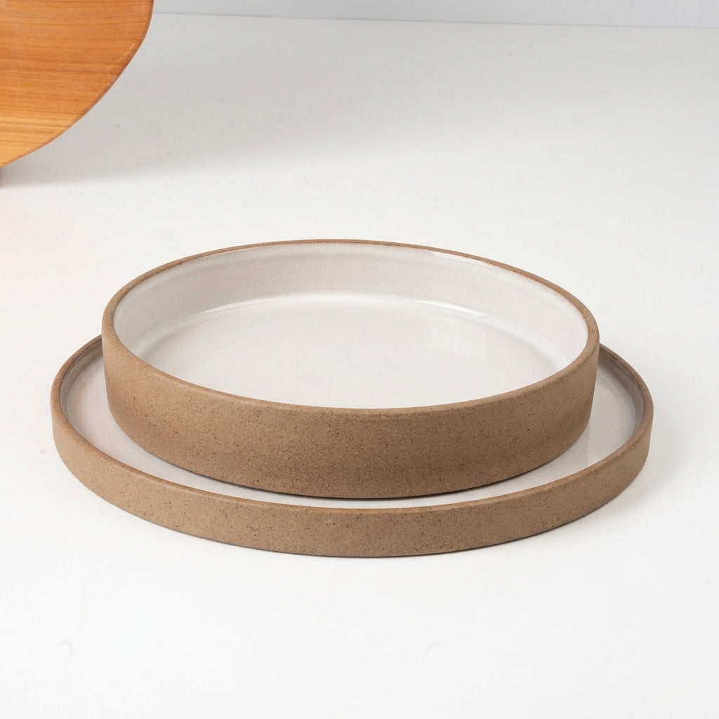 SET Prato Raso e Fundo linha Reta em cerâmica artesanal — argila Cappuccino, esmalte Branco AMME