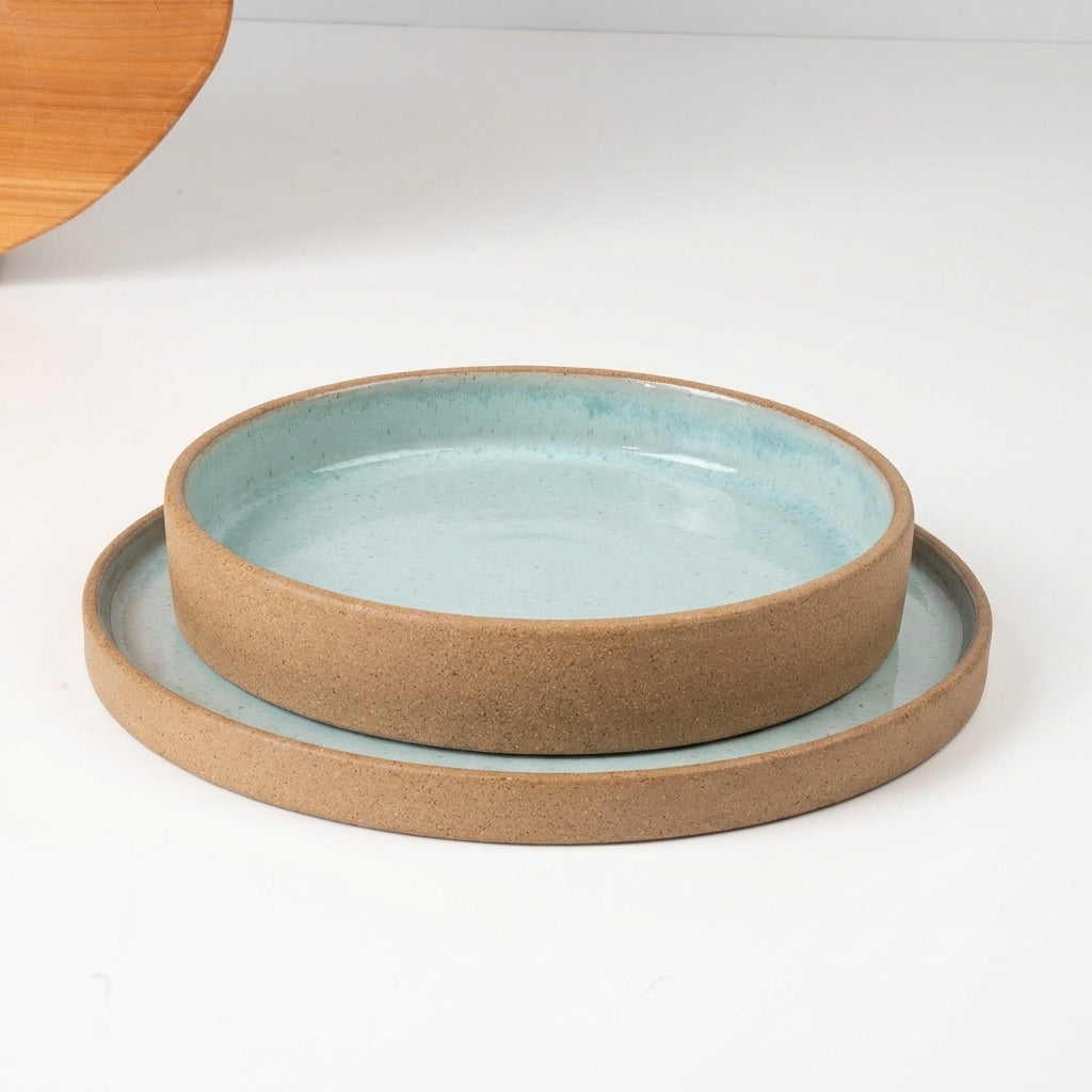 SET Prato Raso e Fundo linha Reta em cerâmica artesanal — argila Cappuccino, esmalte Jujuba