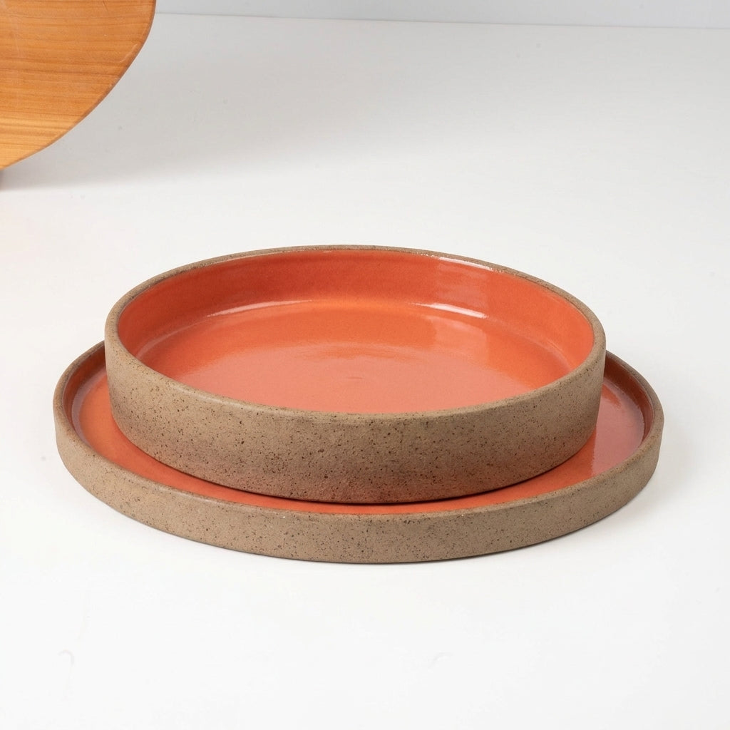 SET Prato Raso e Fundo linha Reta em cerâmica artesanal — argila Cappuccino, esmalte Laranja Intenso