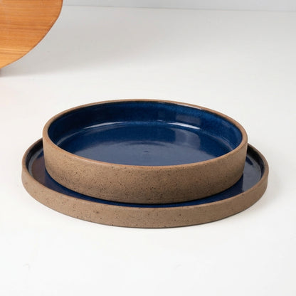 SET Prato Raso e Fundo linha Reta em cerâmica artesanal — argila Cappuccino, esmalte Lazuli