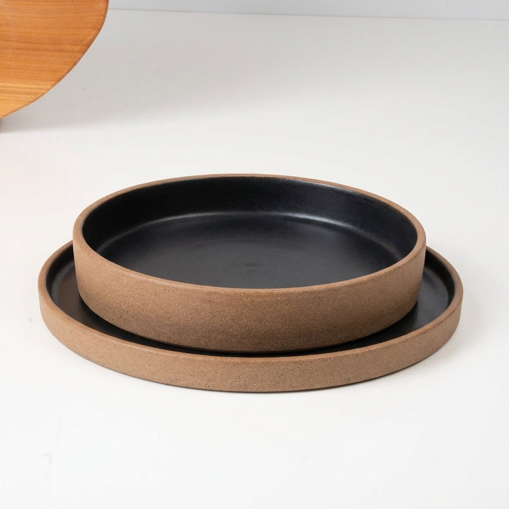 SET Prato Raso e Fundo linha Reta em cerâmica artesanal — argila Cappuccino, esmalte Preto Acetinado