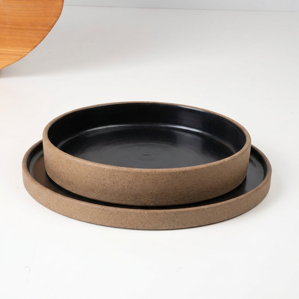 SET Prato Raso e Fundo linha Reta em cerâmica artesanal — argila Cappuccino, esmalte Preto Ébano