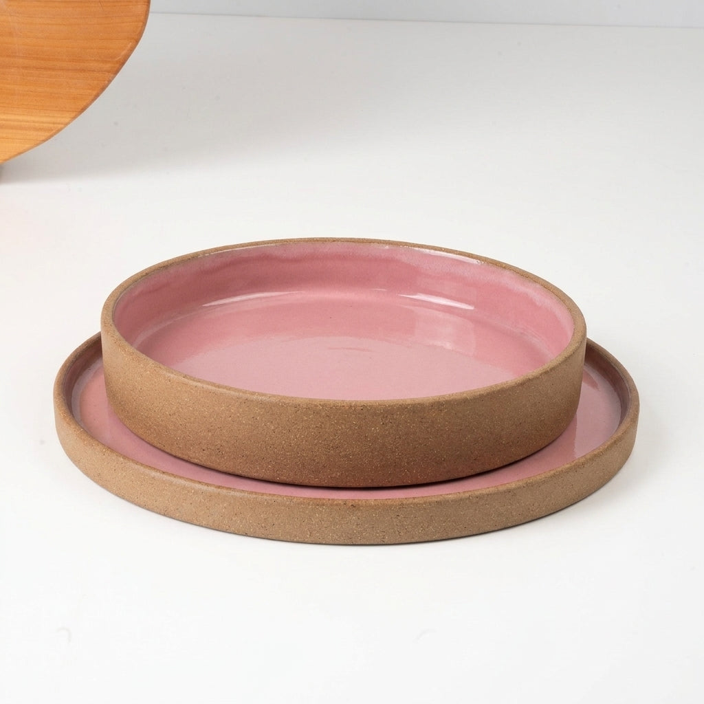 SET Prato Raso e Fundo linha Reta em cerâmica artesanal — argila Cappuccino, esmalte Rosa Barbie
