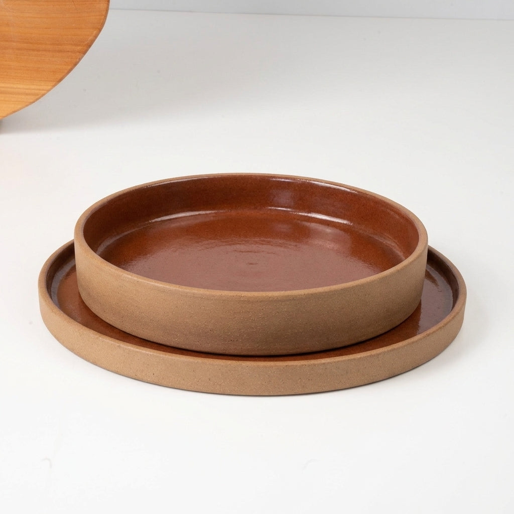 SET Prato Raso e Fundo linha Reta em cerâmica artesanal — argila Cappuccino, esmalte Sol de Terracota