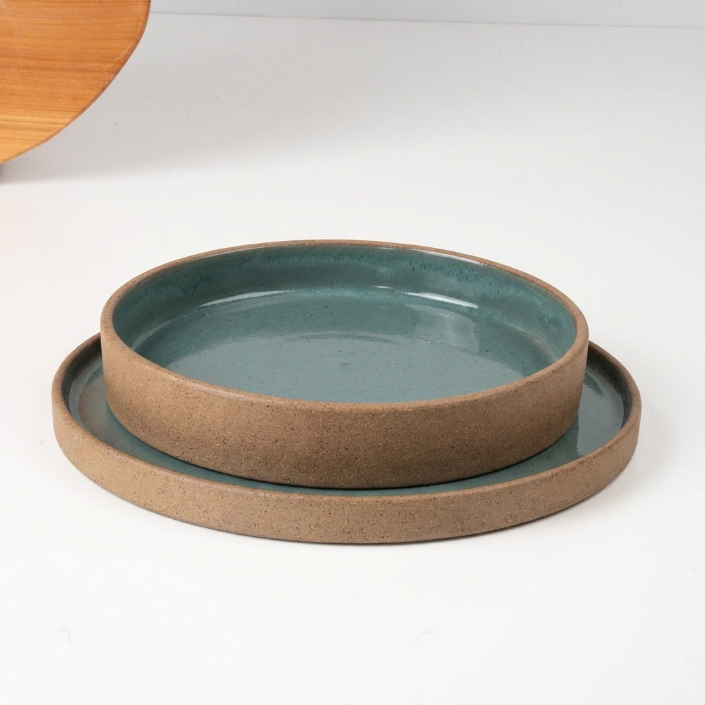 SET Prato Raso e Fundo linha Reta em cerâmica artesanal — argila Cappuccino, esmalte Verde Exército