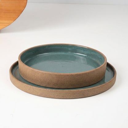 SET Prato Raso e Fundo linha Reta em cerâmica artesanal — argila Cappuccino, esmalte Verde Exército
