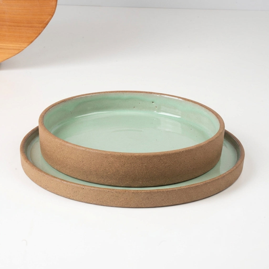 SET Prato Raso e Fundo linha Reta em cerâmica artesanal — argila Cappuccino, esmalte Verde Menta