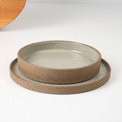 SET Prato Raso e Fundo linha Reta em cerâmica artesanal — argila Cappuccino, esmalte Verde Pompeia