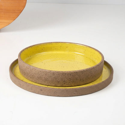 SET Prato Raso e Fundo linha Reta em cerâmica artesanal — argila Flocos, esmalte Amarelo Intenso
