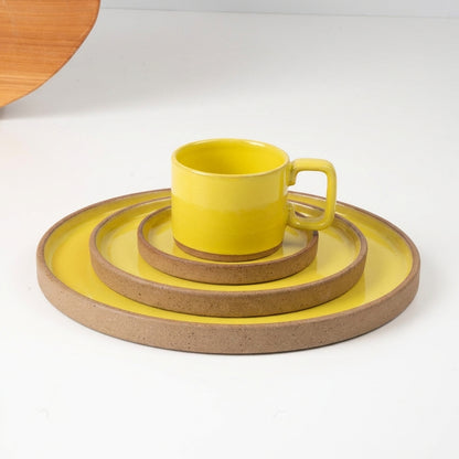 SET Refeição, sobremesa e café linha reta em cerâmica artesanal — argila Cappuccino, esmalte Amarelo Intenso