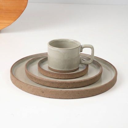 SET Refeição, sobremesa e café linha reta em cerâmica artesanal — argila Cappuccino, esmalte Verde Pompeia
