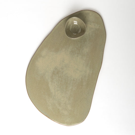 Tábua de frios oval orgânica com molheira triângulo