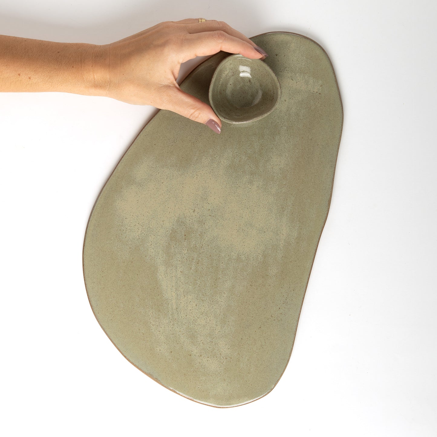 Tábua de frios oval orgânica com molheira triângulo