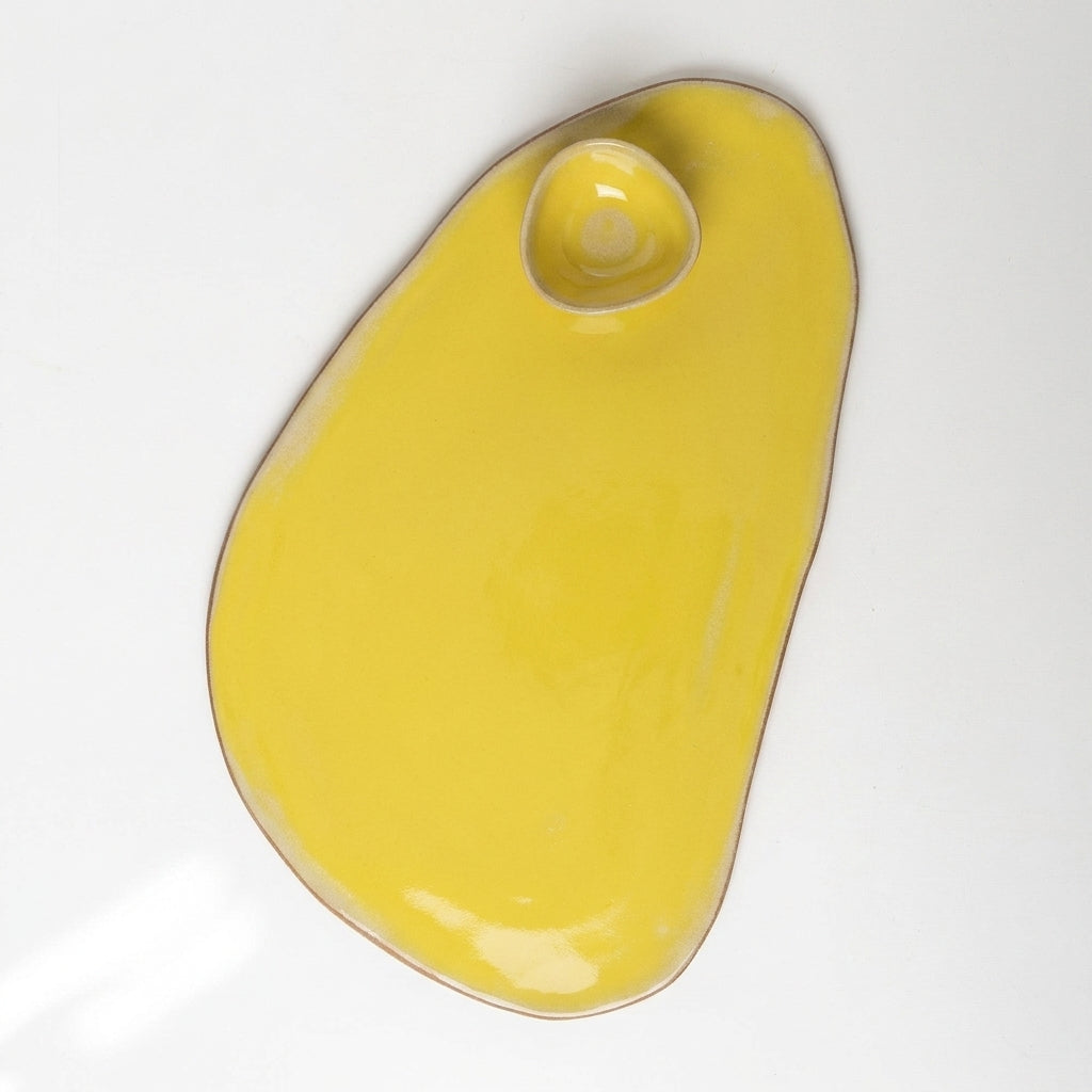 Tábua de frios oval orgânica com molheira triângulo em cerâmica artesanal — argila Cappuccino, esmalte Amarelo Intenso