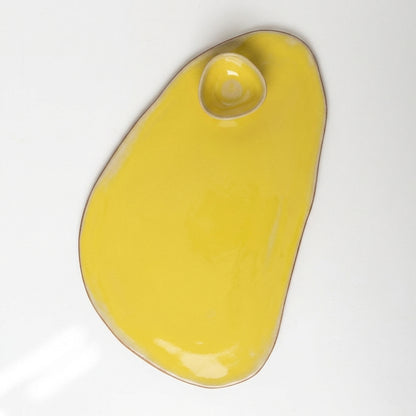 Tábua de frios oval orgânica com molheira triângulo em cerâmica artesanal — argila Cappuccino, esmalte Amarelo Intenso