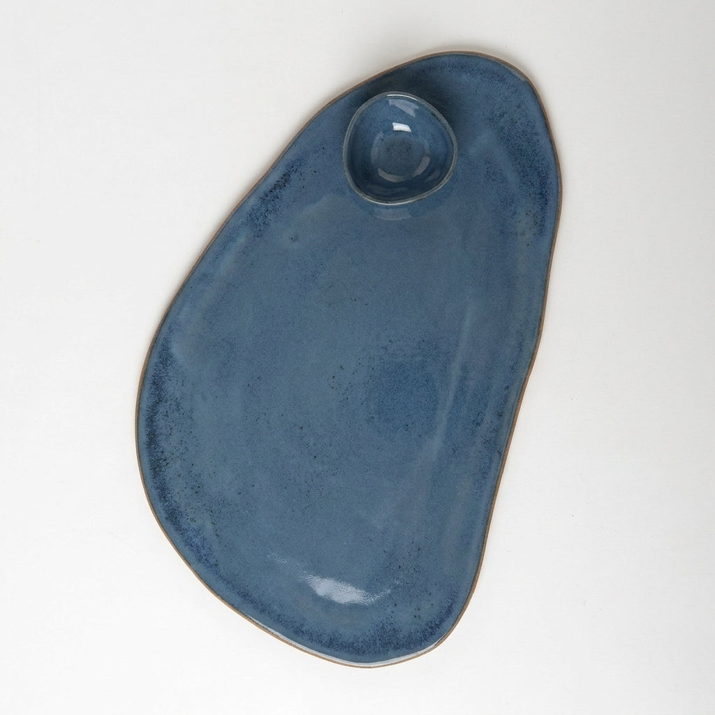 Tábua de frios oval orgânica com molheira triângulo em cerâmica artesanal — argila Cappuccino, esmalte Azul Safira