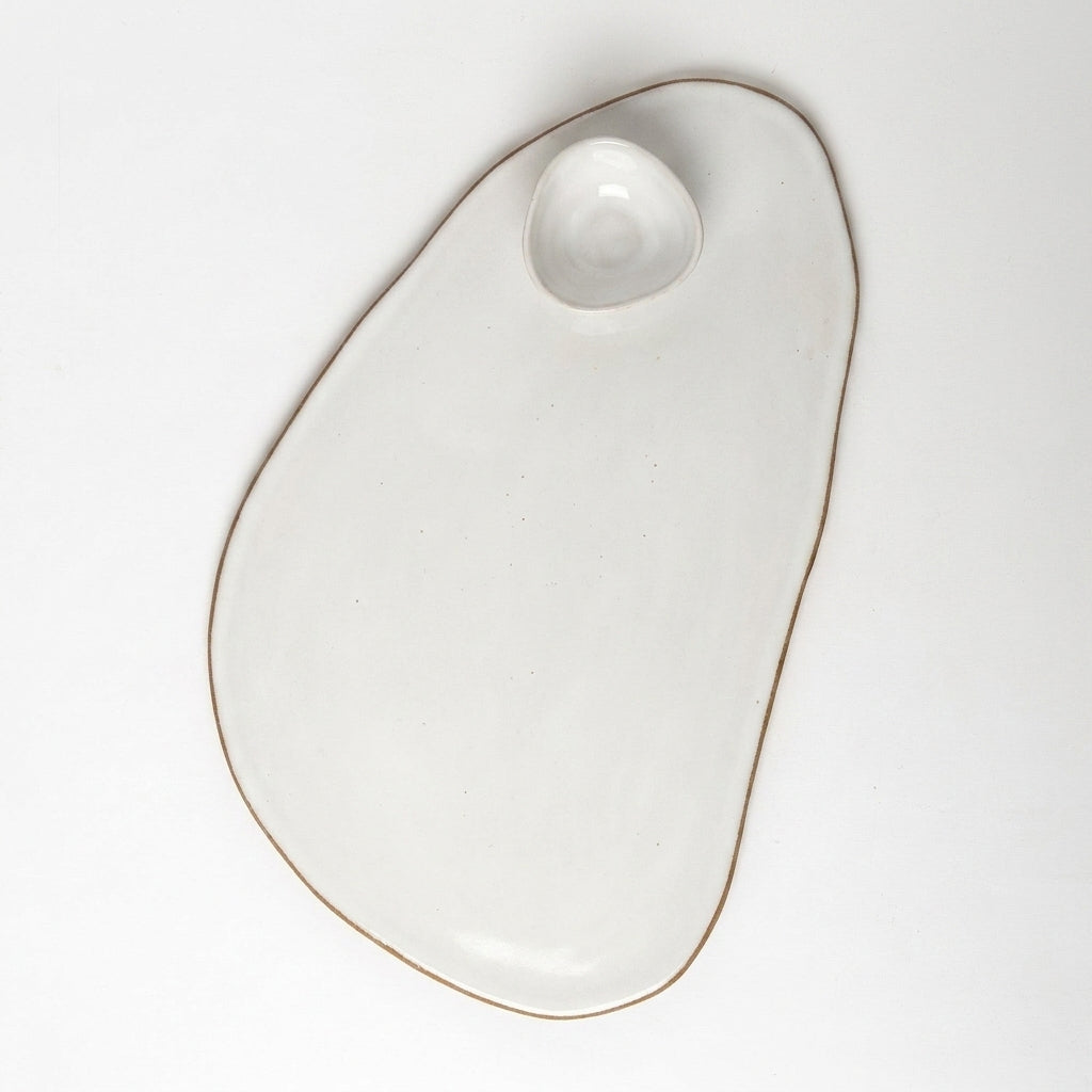 Tábua de frios oval orgânica com molheira triângulo em cerâmica artesanal — argila Cappuccino, esmalte Branco AMME