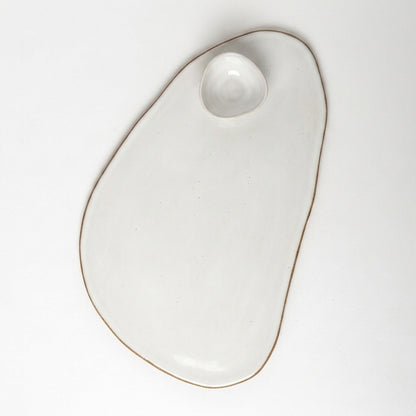 Tábua de frios oval orgânica com molheira triângulo em cerâmica artesanal — argila Cappuccino, esmalte Branco AMME