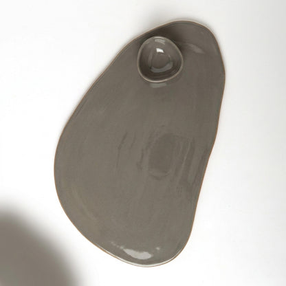 Tábua de frios oval orgânica com molheira triângulo em cerâmica artesanal — argila Cappuccino, esmalte Grafite