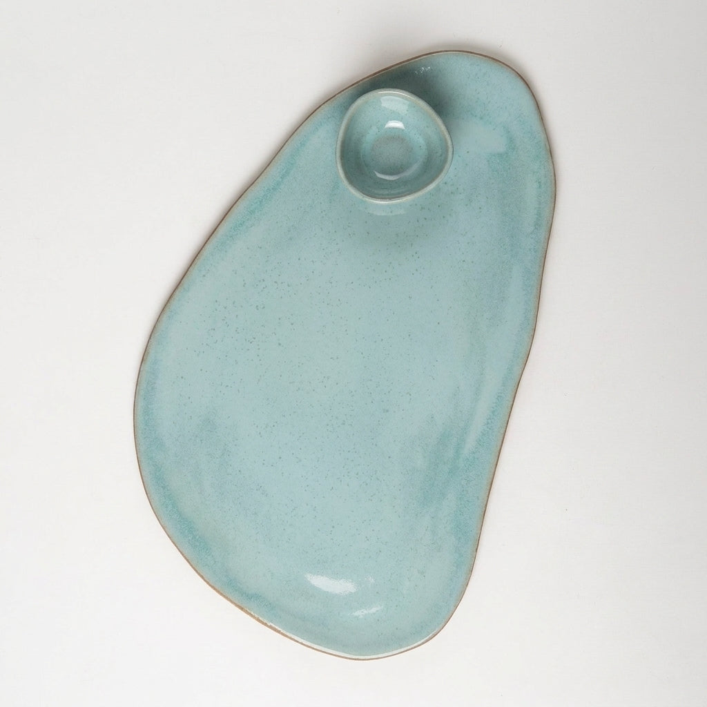 Tábua de frios oval orgânica com molheira triângulo em cerâmica artesanal — argila Cappuccino, esmalte Jujuba