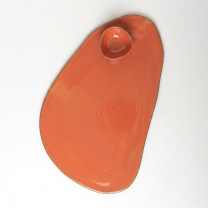 Tábua de frios oval orgânica com molheira triângulo em cerâmica artesanal — argila Cappuccino, esmalte Laranja Intenso