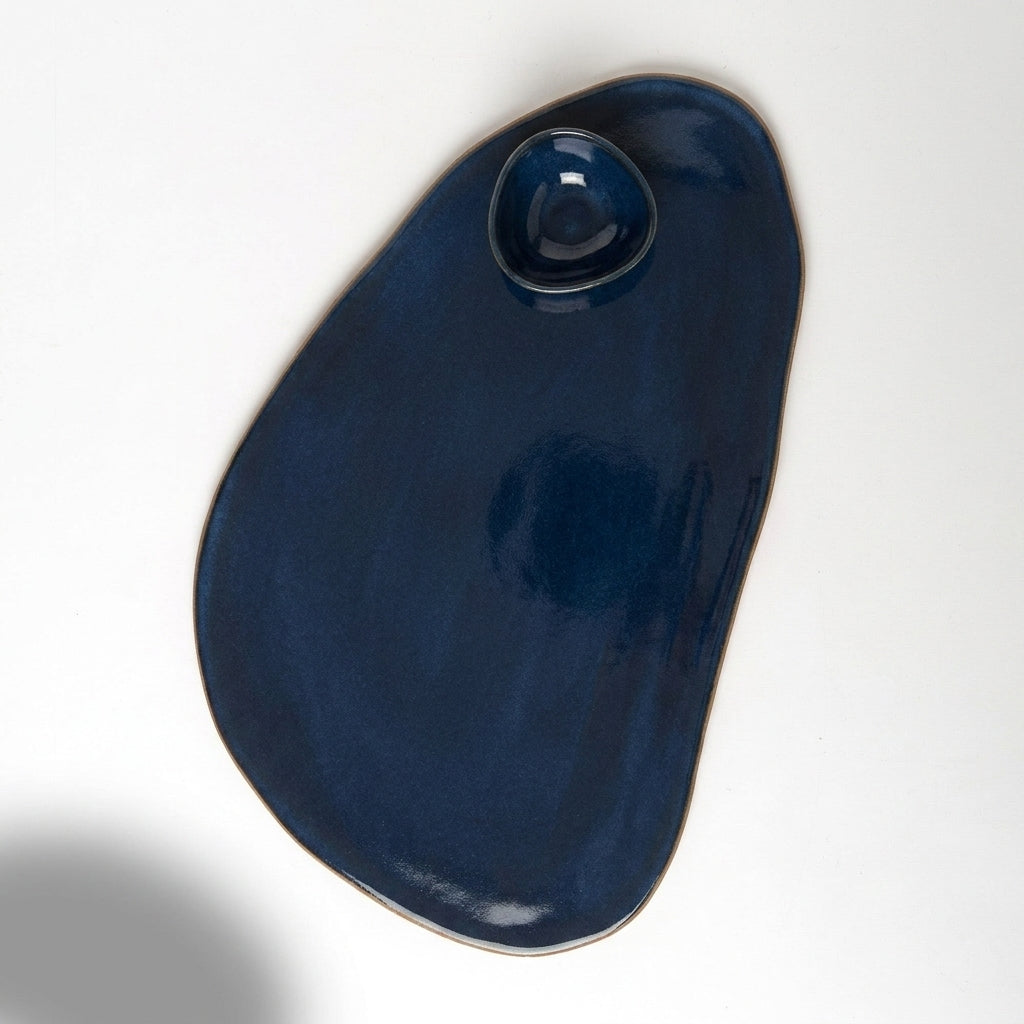 Tábua de frios oval orgânica com molheira triângulo em cerâmica artesanal — argila Cappuccino, esmalte Lazuli