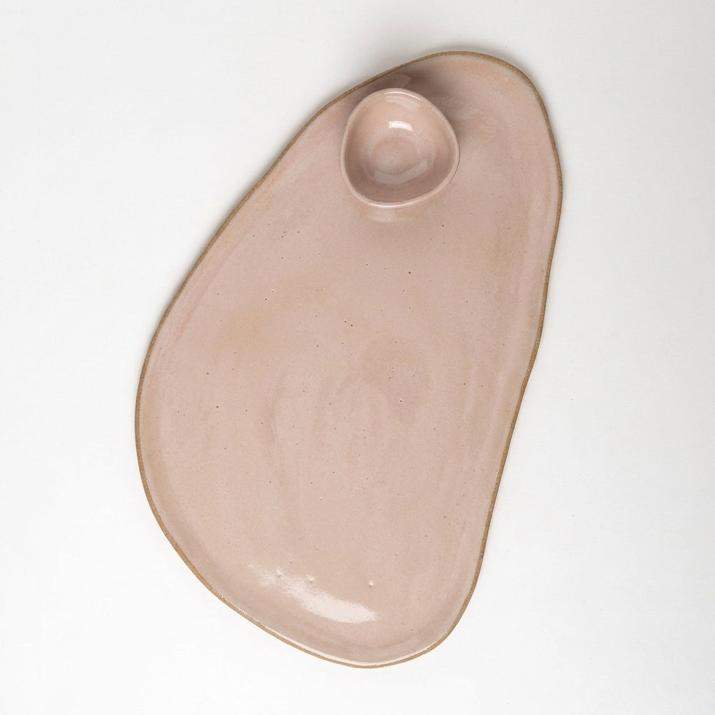 Tábua de frios oval orgânica com molheira triângulo em cerâmica artesanal — argila Cappuccino, esmalte Nude