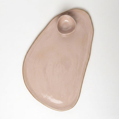 Tábua de frios oval orgânica com molheira triângulo em cerâmica artesanal — argila Cappuccino, esmalte Nude