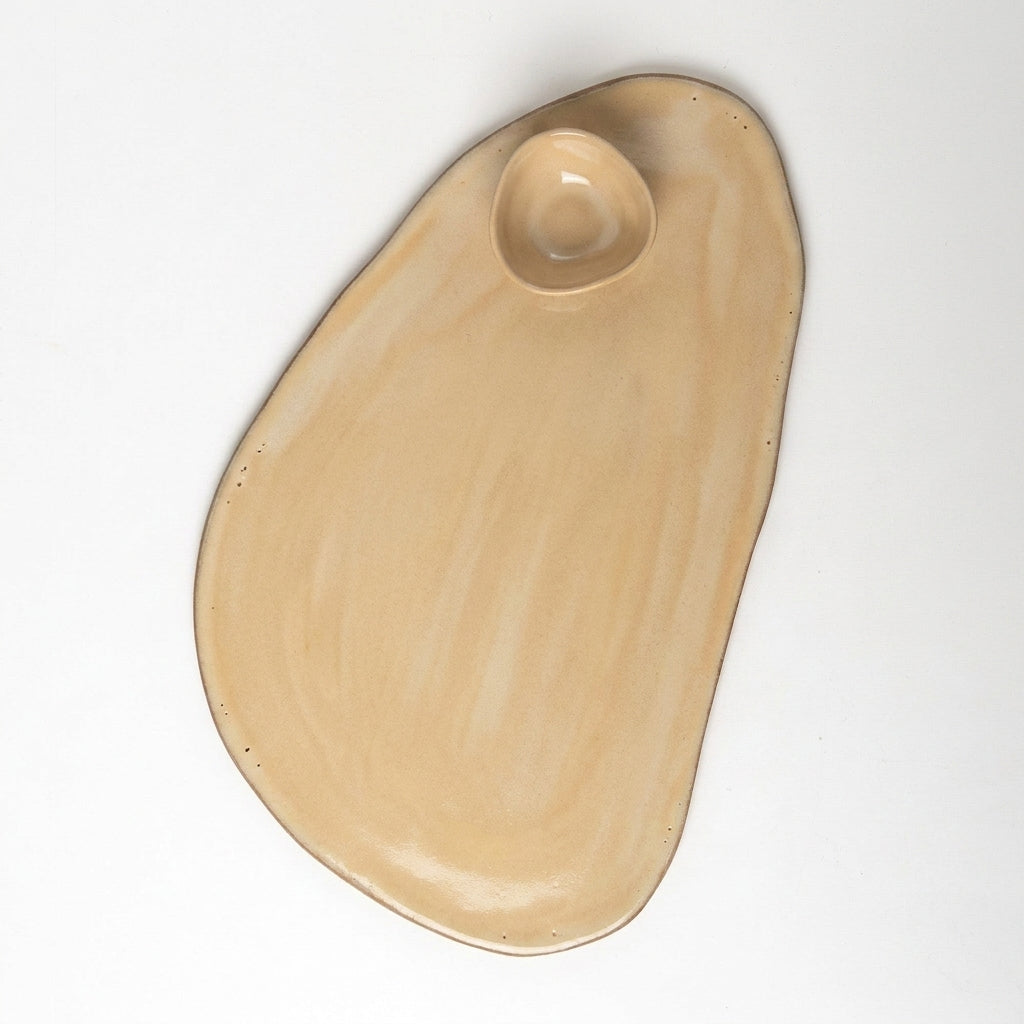 Tábua de frios oval orgânica com molheira triângulo em cerâmica artesanal — argila Cappuccino, esmalte Pedra Sabão