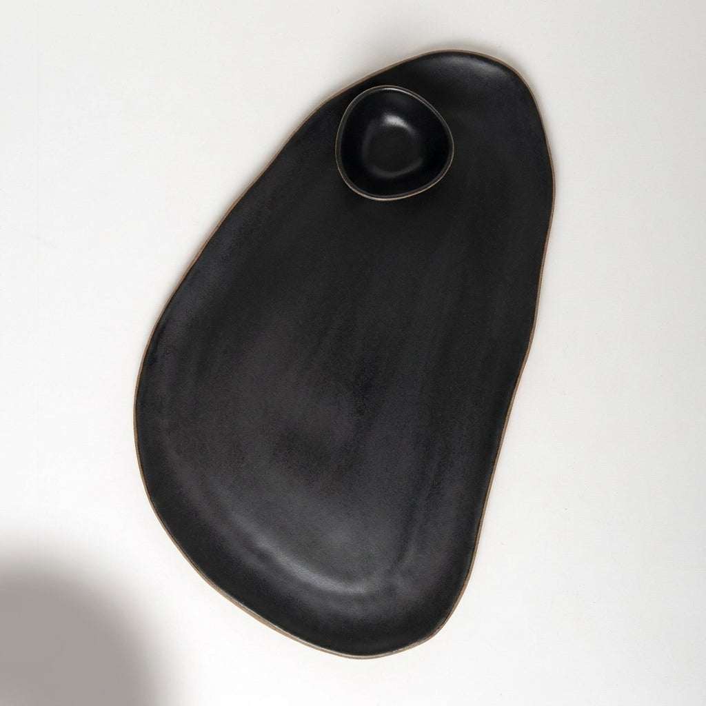 Tábua de frios oval orgânica com molheira triângulo em cerâmica artesanal — argila Cappuccino, esmalte Preto Acetinado