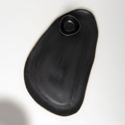 Tábua de frios oval orgânica com molheira triângulo em cerâmica artesanal — argila Cappuccino, esmalte Preto Acetinado