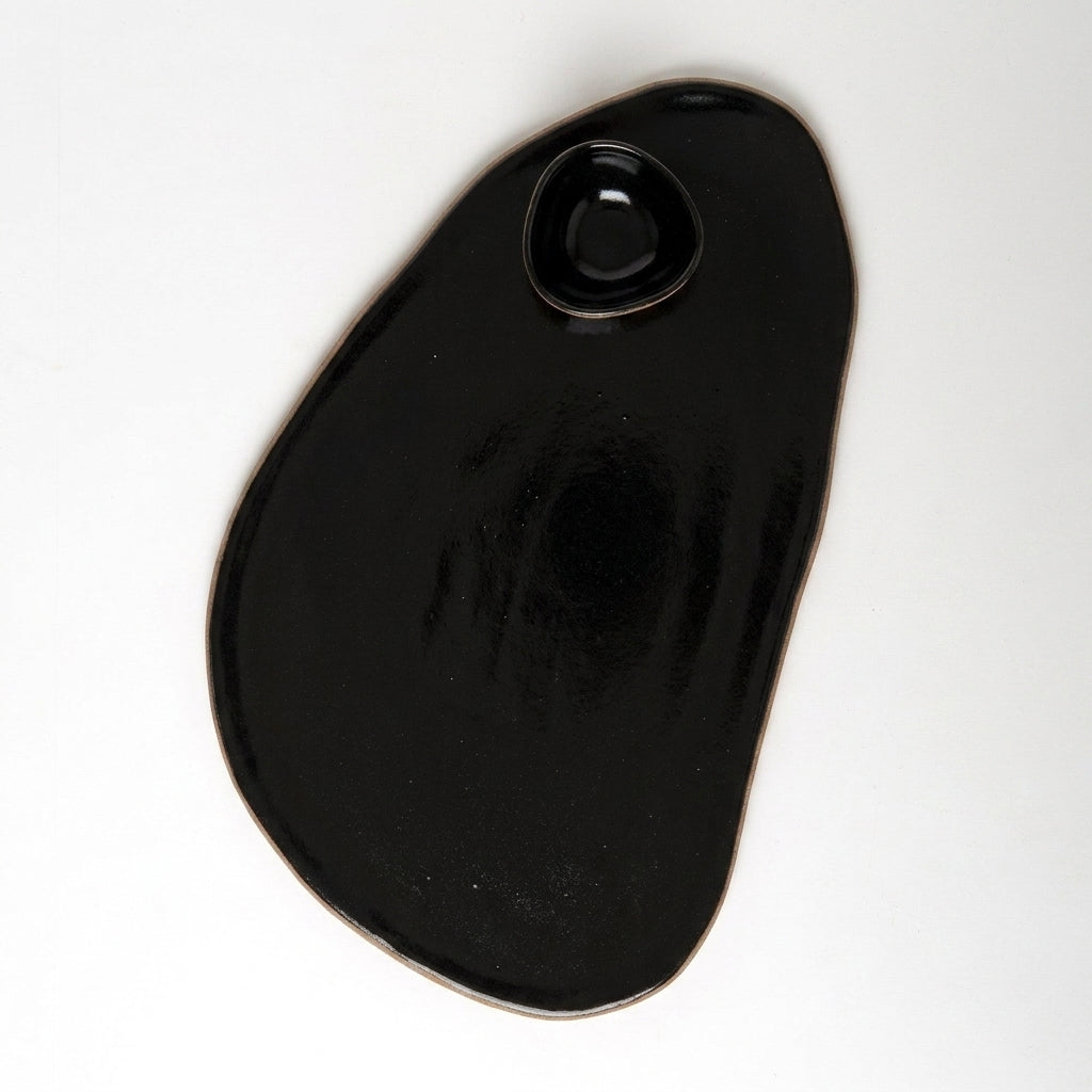 Tábua de frios oval orgânica com molheira triângulo em cerâmica artesanal — argila Cappuccino, esmalte Preto Ébano