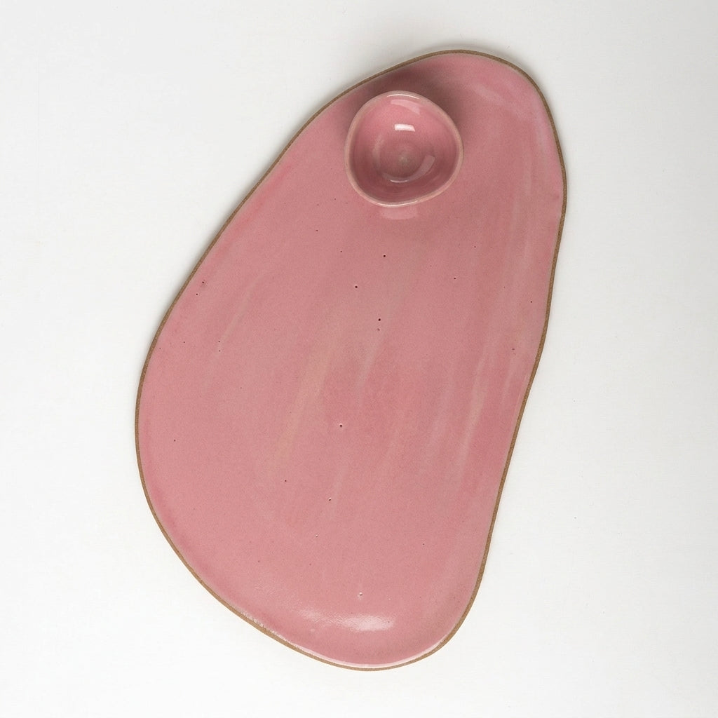 Tábua de frios oval orgânica com molheira triângulo em cerâmica artesanal — argila Cappuccino, esmalte Rosa Barbie