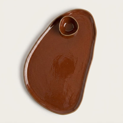 Tábua de frios oval orgânica com molheira triângulo em cerâmica artesanal — argila Cappuccino, esmalte Sol de Terracota