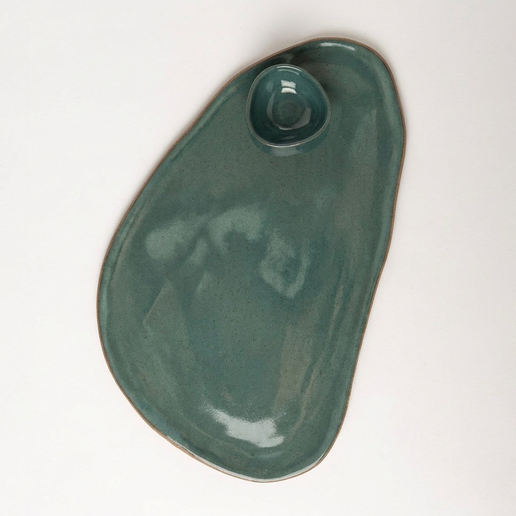 Tábua de frios oval orgânica com molheira triângulo em cerâmica artesanal — argila Cappuccino, esmalte Verde Exército