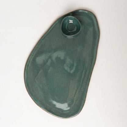 Tábua de frios oval orgânica com molheira triângulo em cerâmica artesanal — argila Cappuccino, esmalte Verde Exército