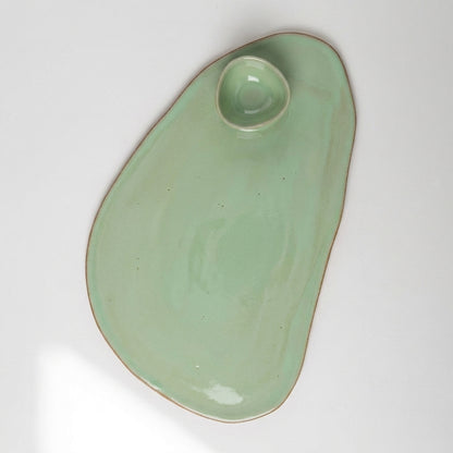 Tábua de frios oval orgânica com molheira triângulo em cerâmica artesanal — argila Cappuccino, esmalte Verde Menta