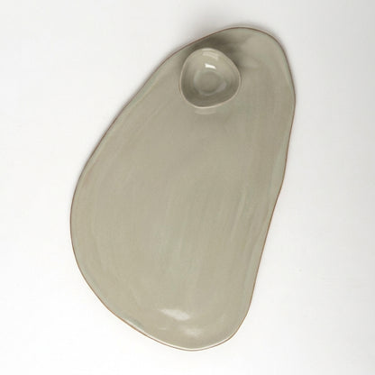 Tábua de frios oval orgânica com molheira triângulo em cerâmica artesanal — argila Cappuccino, esmalte Verde Pompeia