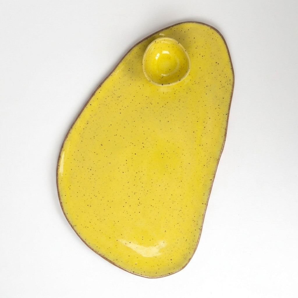 Tábua de frios oval orgânica com molheira triângulo em cerâmica artesanal — argila Flocos, esmalte Amarelo Intenso