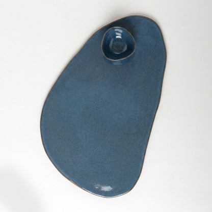 Tábua de frios oval orgânica com molheira triângulo em cerâmica artesanal — argila Flocos, esmalte Azul Safira