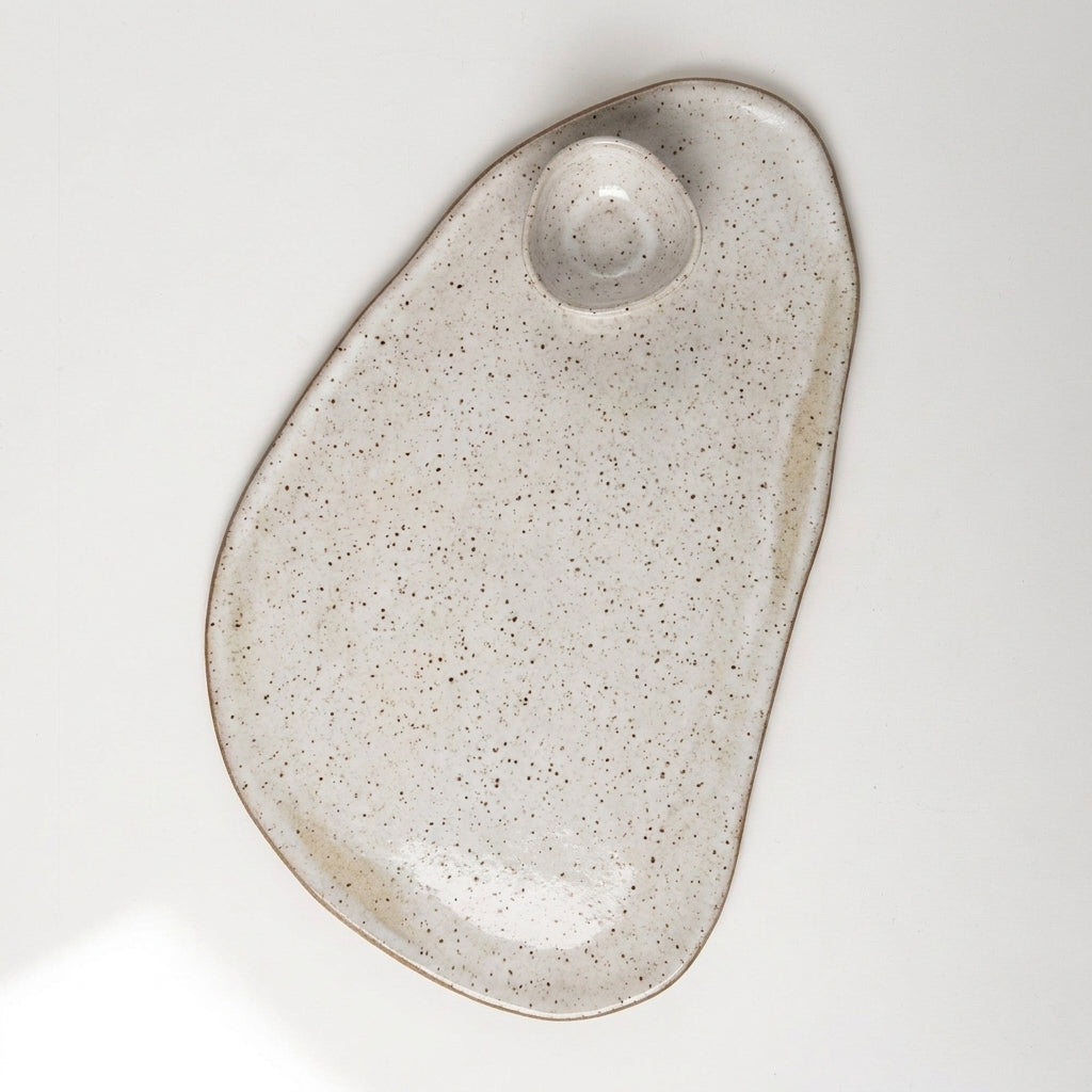 Tábua de frios oval orgânica com molheira triângulo em cerâmica artesanal — argila Flocos, esmalte Branco AMME